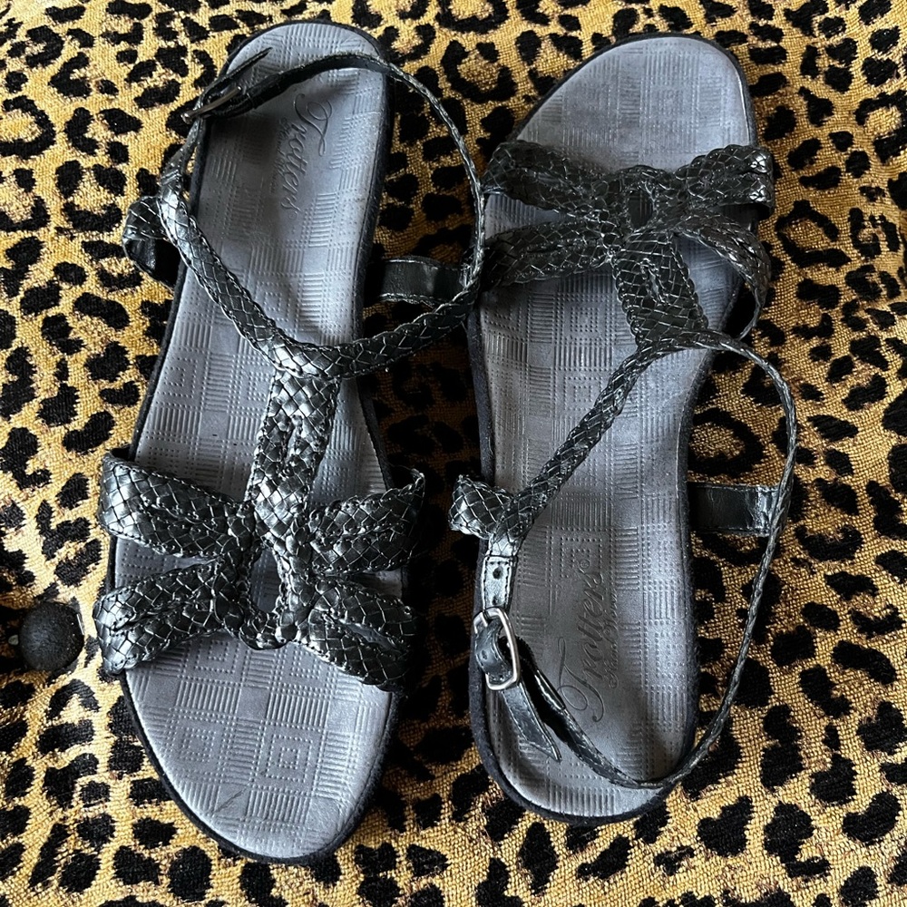 Trotters slingback low heel woven comfort sandals SZ 10.5 S (slim)